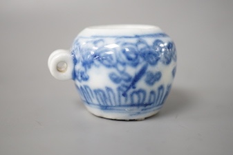 A 19th century Chinese blue and white bird feeder 3cm